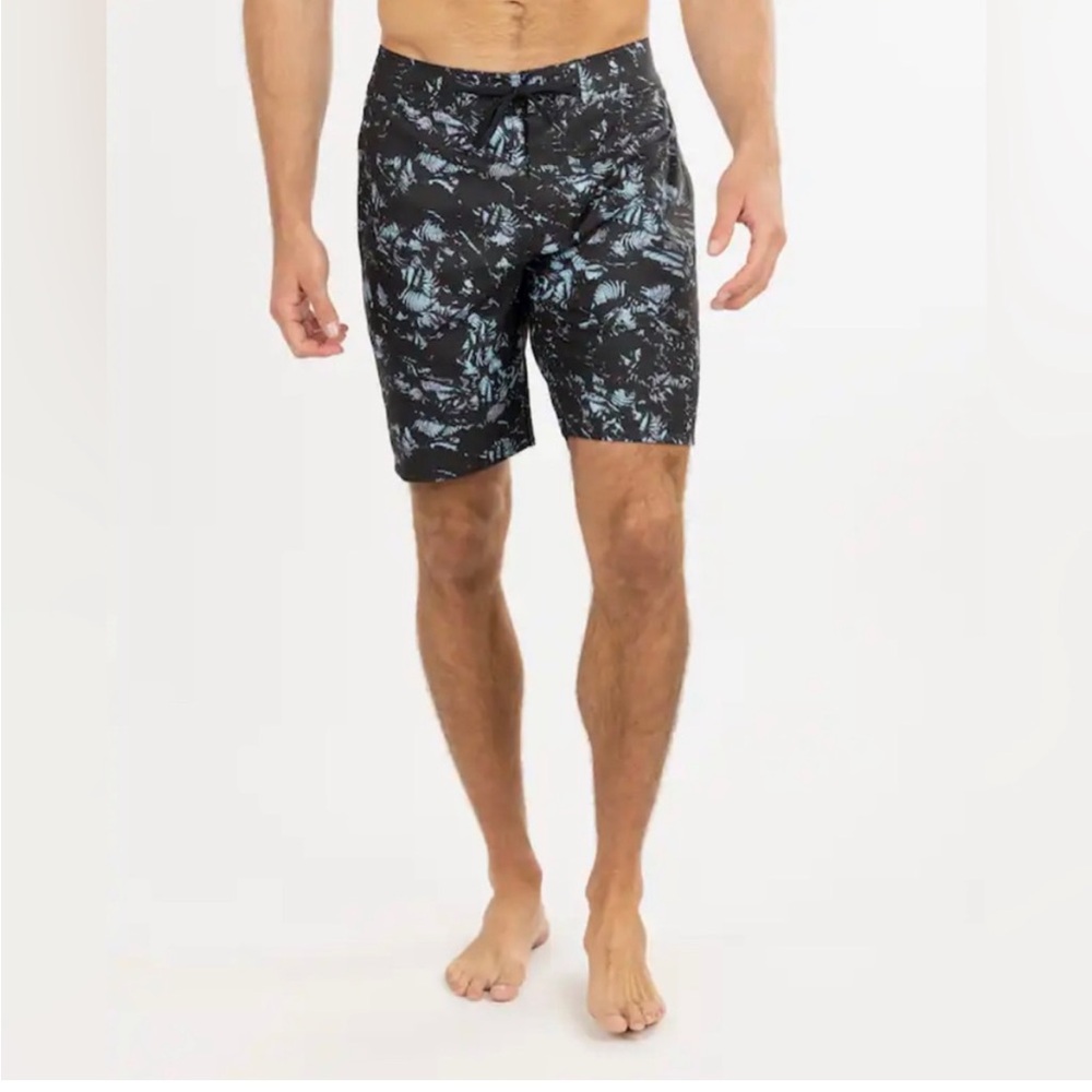 Travis Mathew Men's Black and Blue Inamint Swim Shorts board shorts Size 38